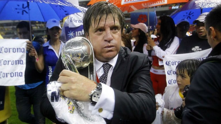 El Piojo abraza el título conseguido en 2013 al vencer en la Final a Cruz Azul. (X - Club América)