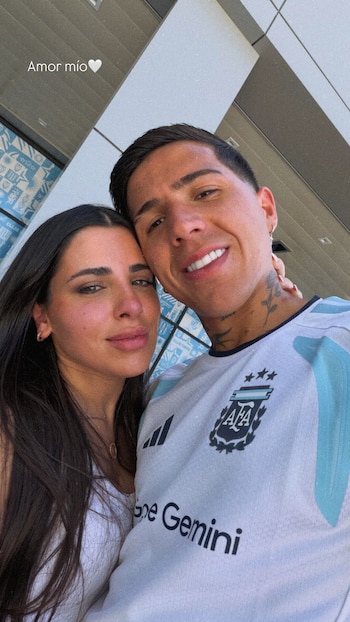 Primer plano de Valu Cervantes y Enzo Fernández sonriendo en una selfie; él viste la camiseta de la selección argentina con tres estrellas