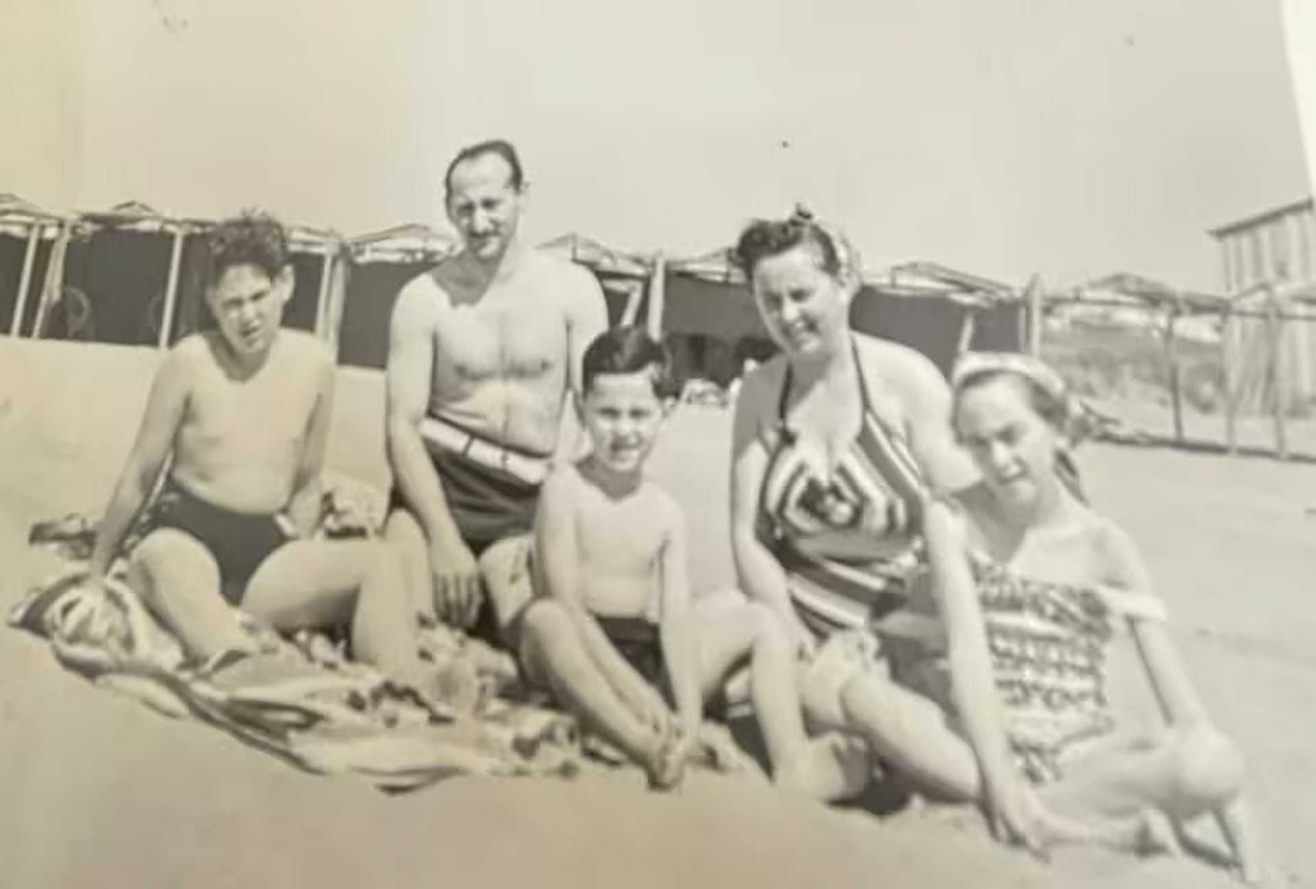Chiche Gelblung junto a sus padres, Alfredo y Berta, y sus hermanos mayores, Víctor y Gladys
