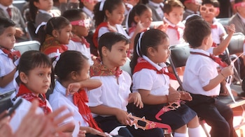 Cobertura médica universal para niñas y niños en escuelas de Jalisco. El programa Seguro Médico Al Estilo Jalisco beneficiará a 1,6 millones de estudiantes. Pablo Lemus Navarro anunció el decreto de protección médica infantil. Afiliación automática a la red de salud estatal para la infancia jalisciense. Autoridades estatales y municipales presentes en la firma del decreto. (Cortesía Gobierno de Jalisco)