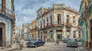 Pintura al óleo de una esquina con edificios descascarados, automóviles antiguos, un ciclista y personas en la calle.