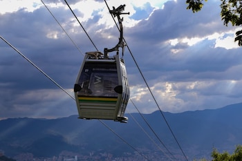 El terremoto del lunes mantuvo detenida cerca de 48 horas la línea H del Metrocable de Medellín por fallas en una estación - crédito @FicoGutierrez/X