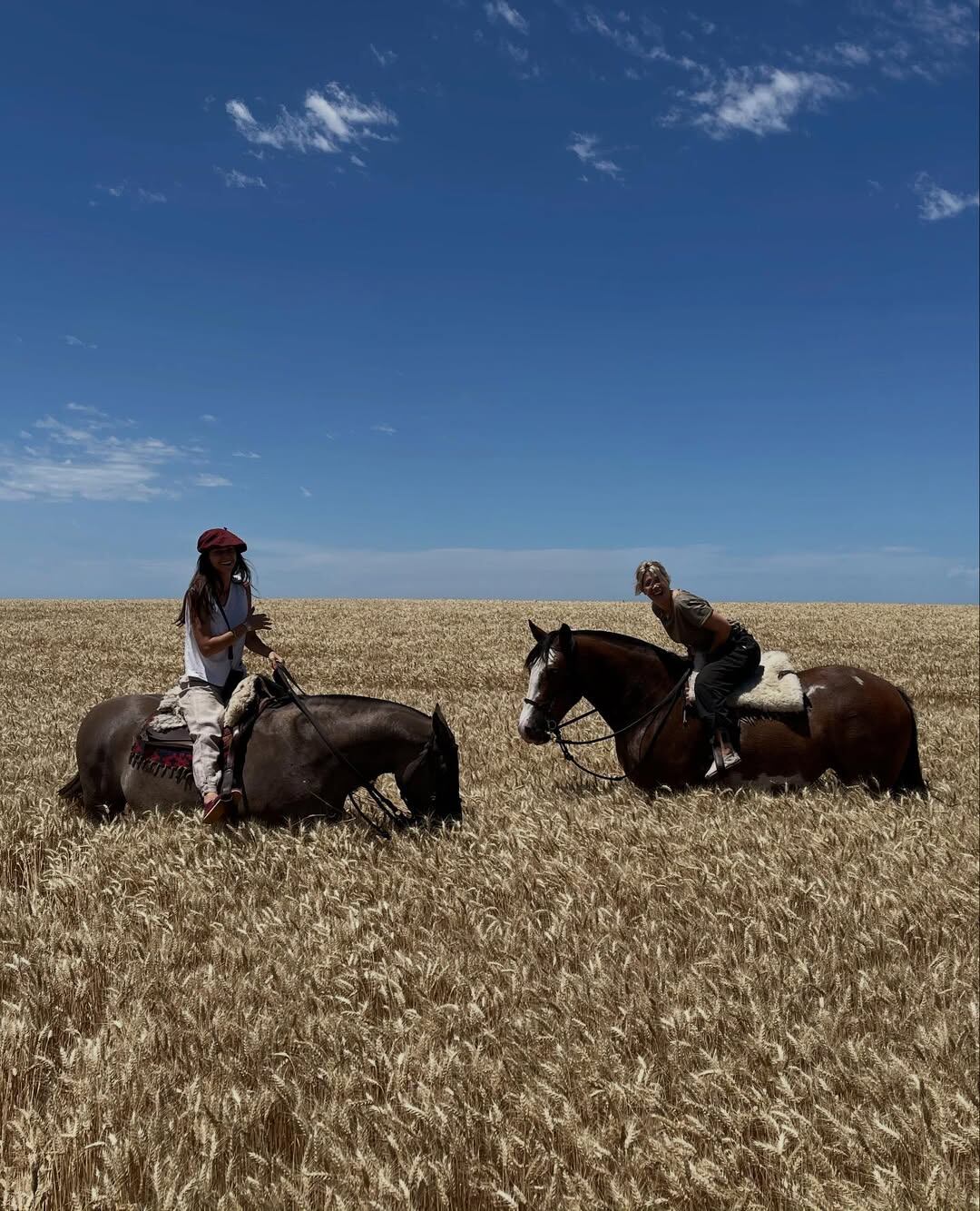 Wanda y Zaira Nara a puro relax y risas en medio de un campo repleto de heno dorado (Instagram)