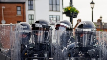 Policía antidisturbios en Irlanda del