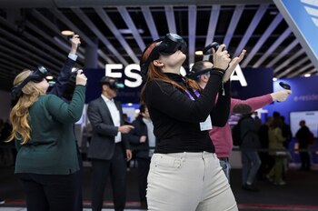 Visitantes prueban un sistema de realidad virtual en la actual edición del Mobile World Congress en Barcelona (Foto: REUTERS/Nacho Doce)