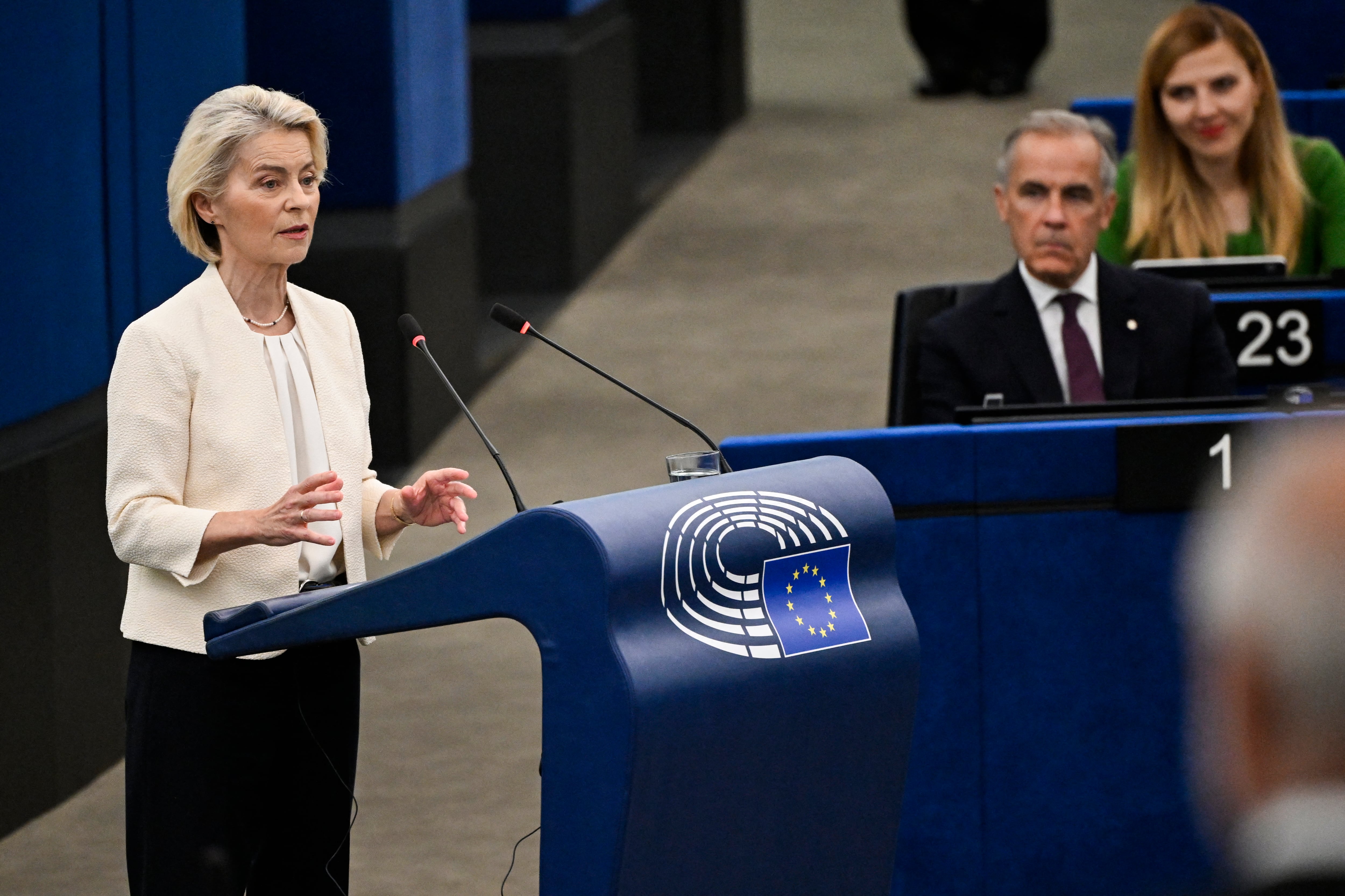 Ursula von der Leyen da su discurso sobre el Estado de la Unión 2026 con Mark Caney de fondo (Jean-Christophe VERHAEGEN / AFP)