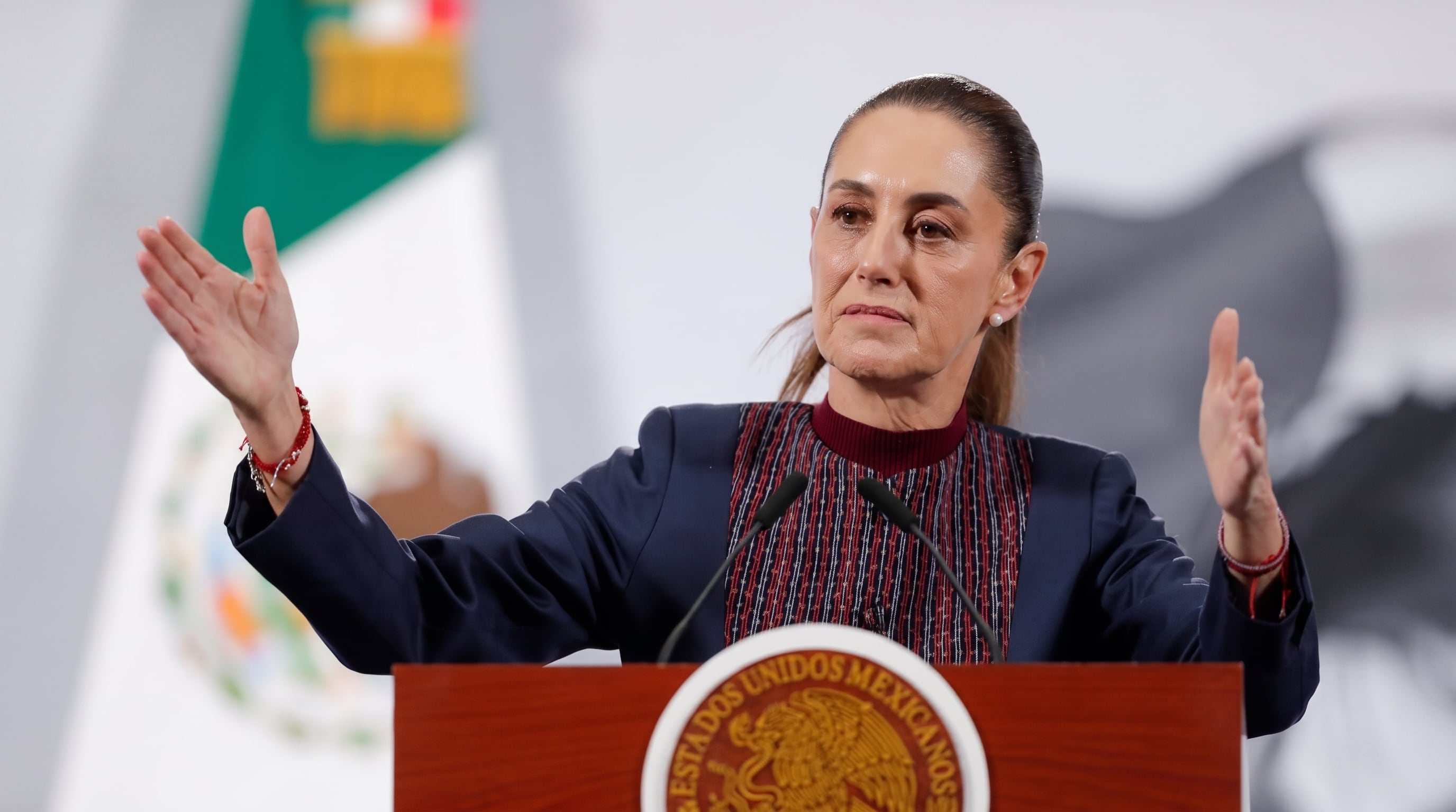 El spot incluye 135 caminos artesanales y trabajos de bacheo en la red federal, además de obras en estados como Morelos y Sinaloa, como parte de la narrativa previa al informe presidencial. (Imagen Ilustrativa Infobae)