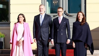 La Reina Letizia arrasa en Finlandia apostando todo al rosa con un look romántico sencillamente perfecto
