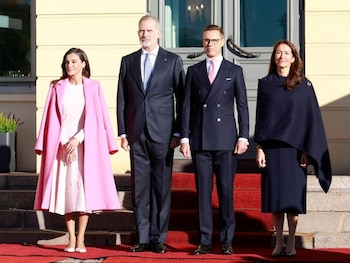 06/10/2026 Los Reyes han sido recibidos en el Palacio Presidencial por el presidente finlandés Alexander Stubb y la primera dama, Suzanne Innes-Stubb.
Los Reyes Felipe y Letizia continúan con su histórico primer viaje de Estado a Finlandia, y tras su encuentro con la colectividad española residente en el país horas después de su llegada a Helsinki -en el que la Reina derrochó sofisticación recuperando su esmoquin negro de plumas de avestruz y pedrería de Pertegaz- este martes han sido recibidos con honores por el presidente finlandés, Alexander Stubb, y la primera dama, Suzanne Innes-Stubb, en el Palacio Presidencial. Un acto solemne en el que, tras los saludos protocolarios -en el que han destacado las sonrisas y las confidencias- y la interpretación de ambos himnos nacionales, ambos Jefes de Estado han pasado revista a las tropas antes de saludar a las delegaciones de ambos países.
POLITICA EUROPA ESPAÑA SOCIEDAD
CASA S.M. EL REY