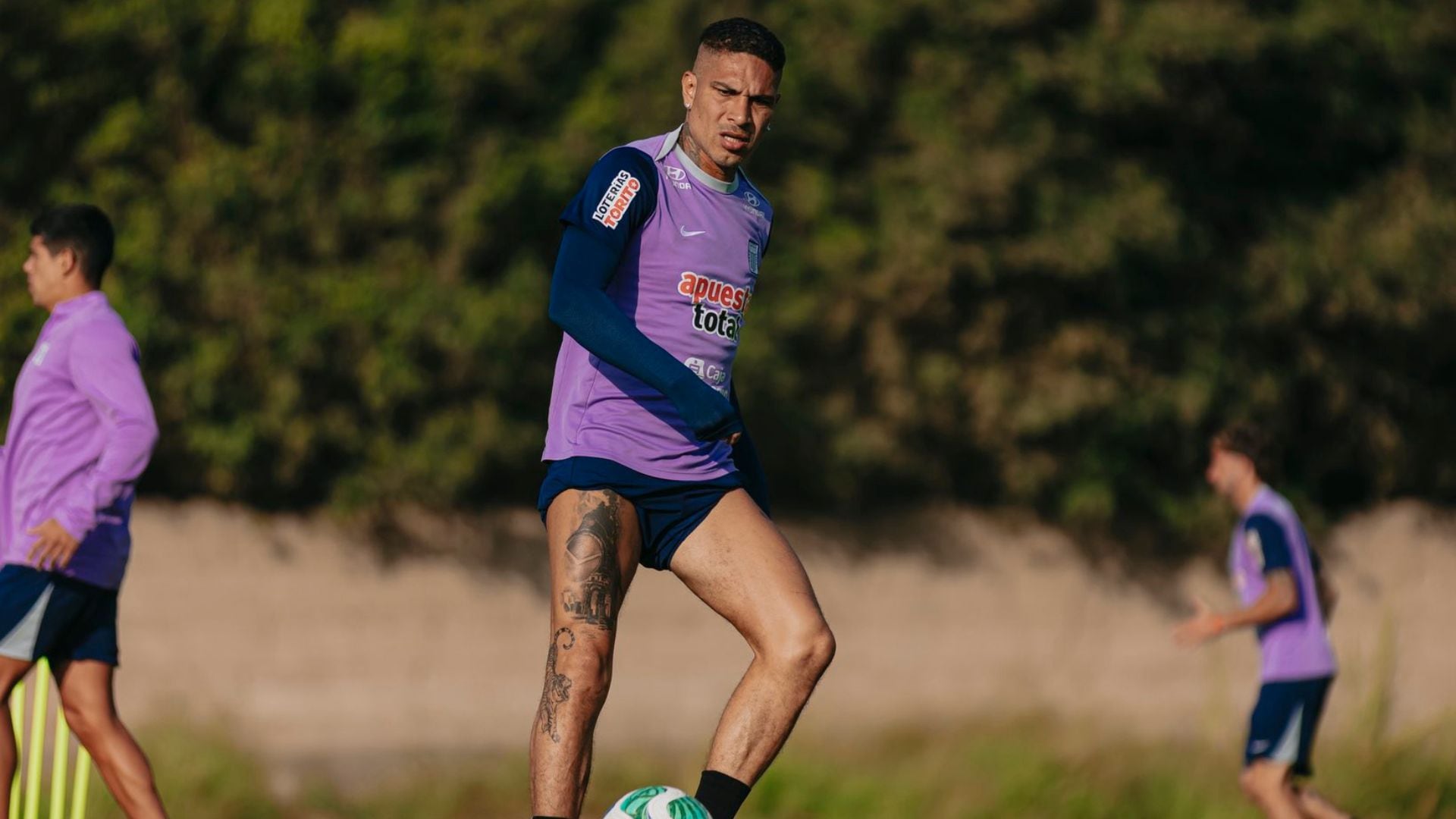 Paolo Guerrero deja atrás una lesión y entrena a la par con sus compañeros, en Cieneguilla. - Crédito: @ClubALOficial