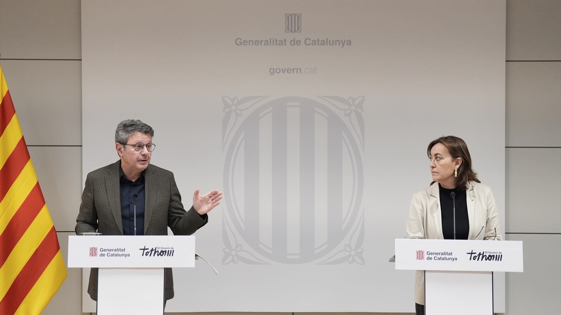 La consellera de Territorio y portavoz del Govern, Sílvia Paneque, y el secretario de Estado de Transportes y Movilidad Sostenible, José Antonio Santano, durante la rueda de prensa (David Zorrakino / Europa Press)