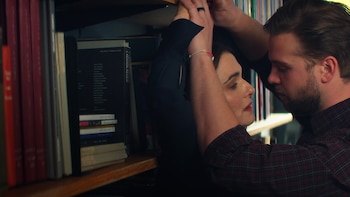 Rachel Weisz y Leo Woodall