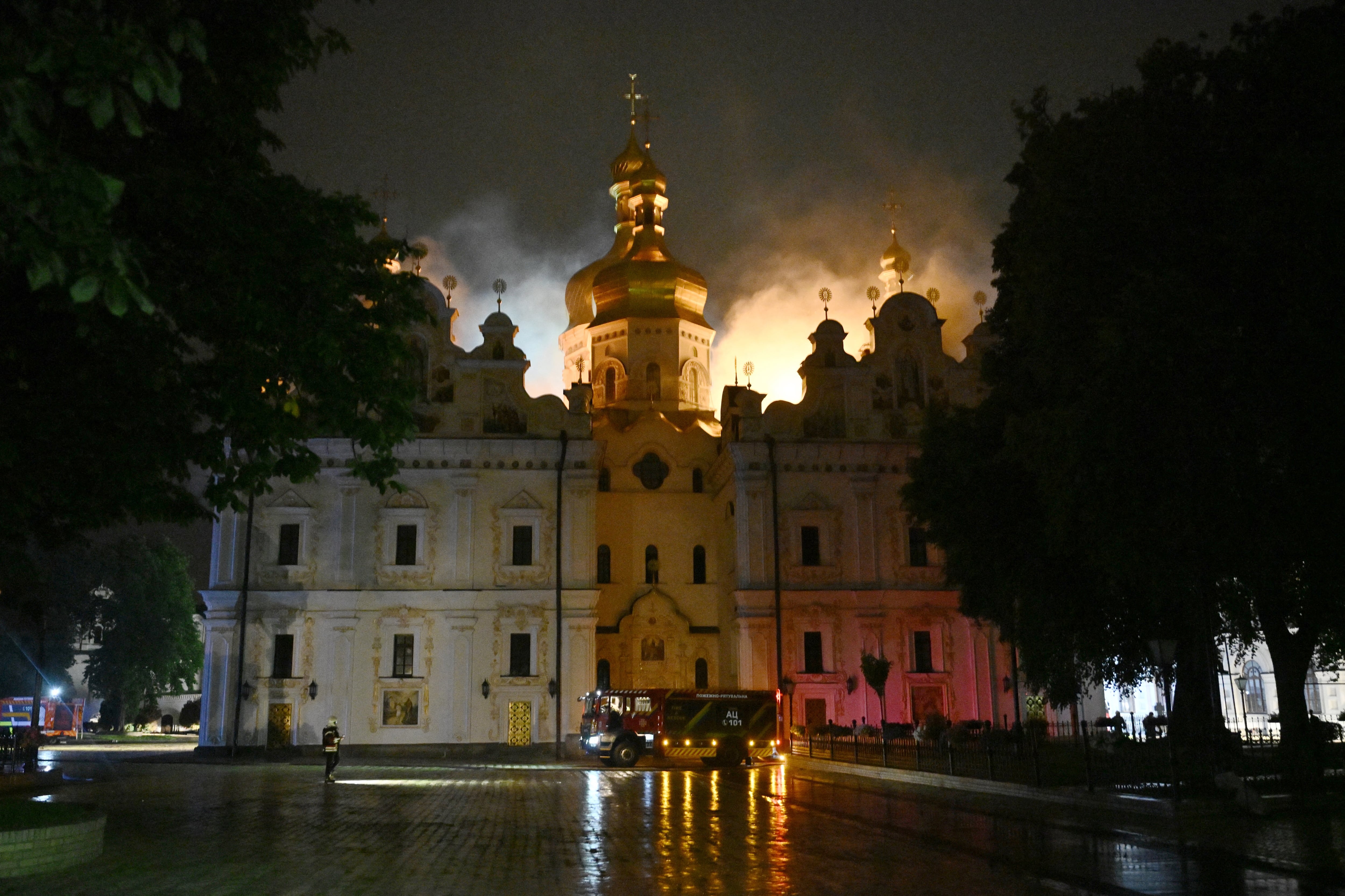 Más de diez camiones de bomberos acudieron al Monasterio de las Cuevas tras el impacto. Las defensas ucranianas lograron interceptar 50 de los 70 misiles y 582 de los 611 drones lanzados por Rusia. (Genya Savilov / AFP)