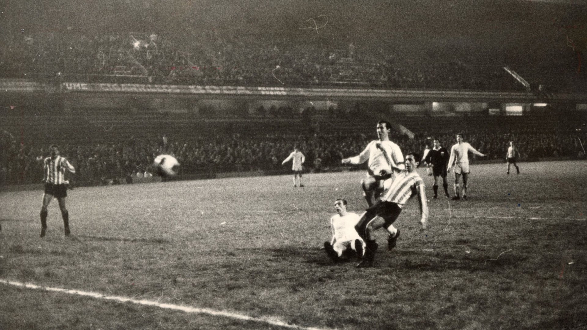 Carlos Bilardo de zurda, convierte el gol del empate 3-3