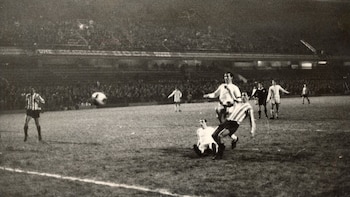 Carlos Bilardo de zurda, convierte