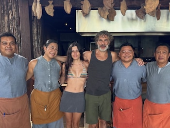 Leonardo Sbaraglia e Rebeca Ricosta, junto com a equipe do local onde moram