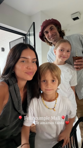 Selfie de Zaira Nara y su hijo. Detrás, su hija Malaika y Jakob Von Plessen, con boina y mate, sonríen en una habitación
