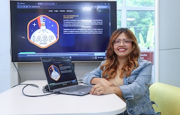 Ariel Torres, estudiante de Ingeniería Mecánica de la Universidad de El Salvador (UES), quien fue seleccionada para despegar rumbo al International Air and Space Program (IASP) 2026 de laAdministración Nacional de Aeronáutica y el Espacio(NASA), en Estados Unidos.