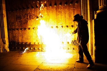 Un grupo de encapuchadas prendió