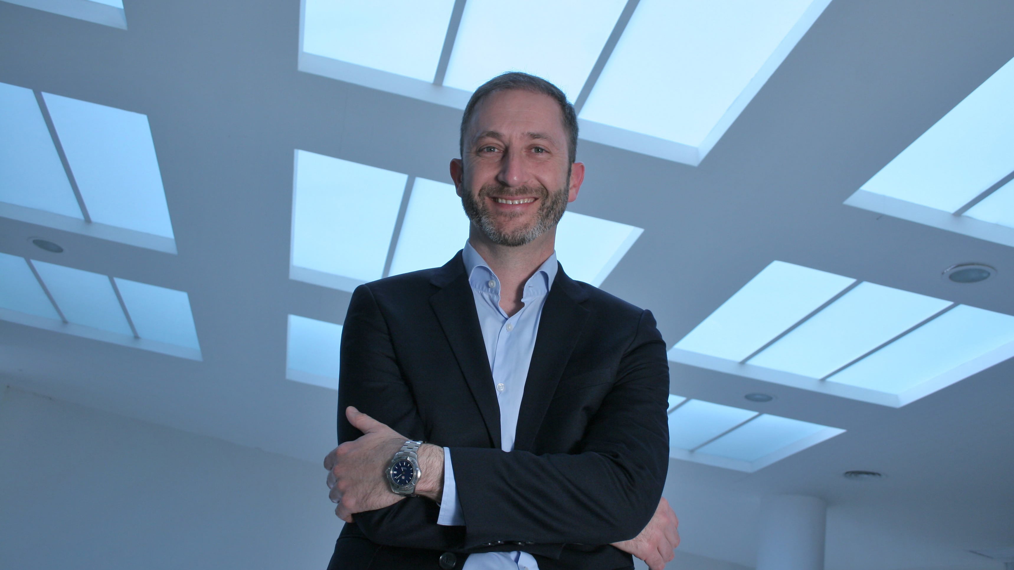 Trucco es bioquímico y tiene estudios de posgrado en EEUU