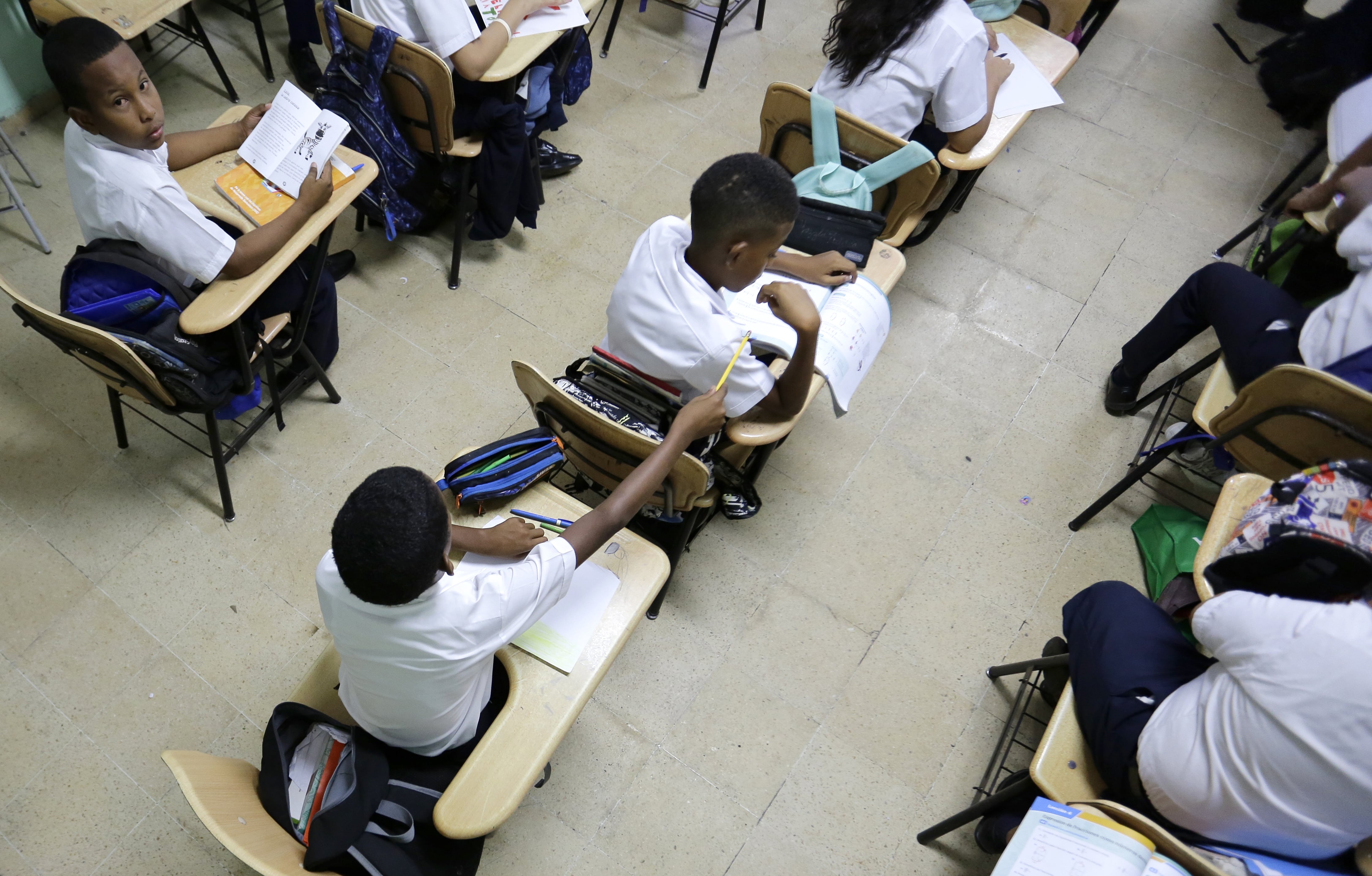 El aumento sostenido de estudiantes provenientes de colegios particulares hacia el sistema público refleja la presión económica sobre los hogares y eleva la demanda de cupos, docentes e infraestructura en las escuelas oficiales del país. EFE/Carlos Lemos