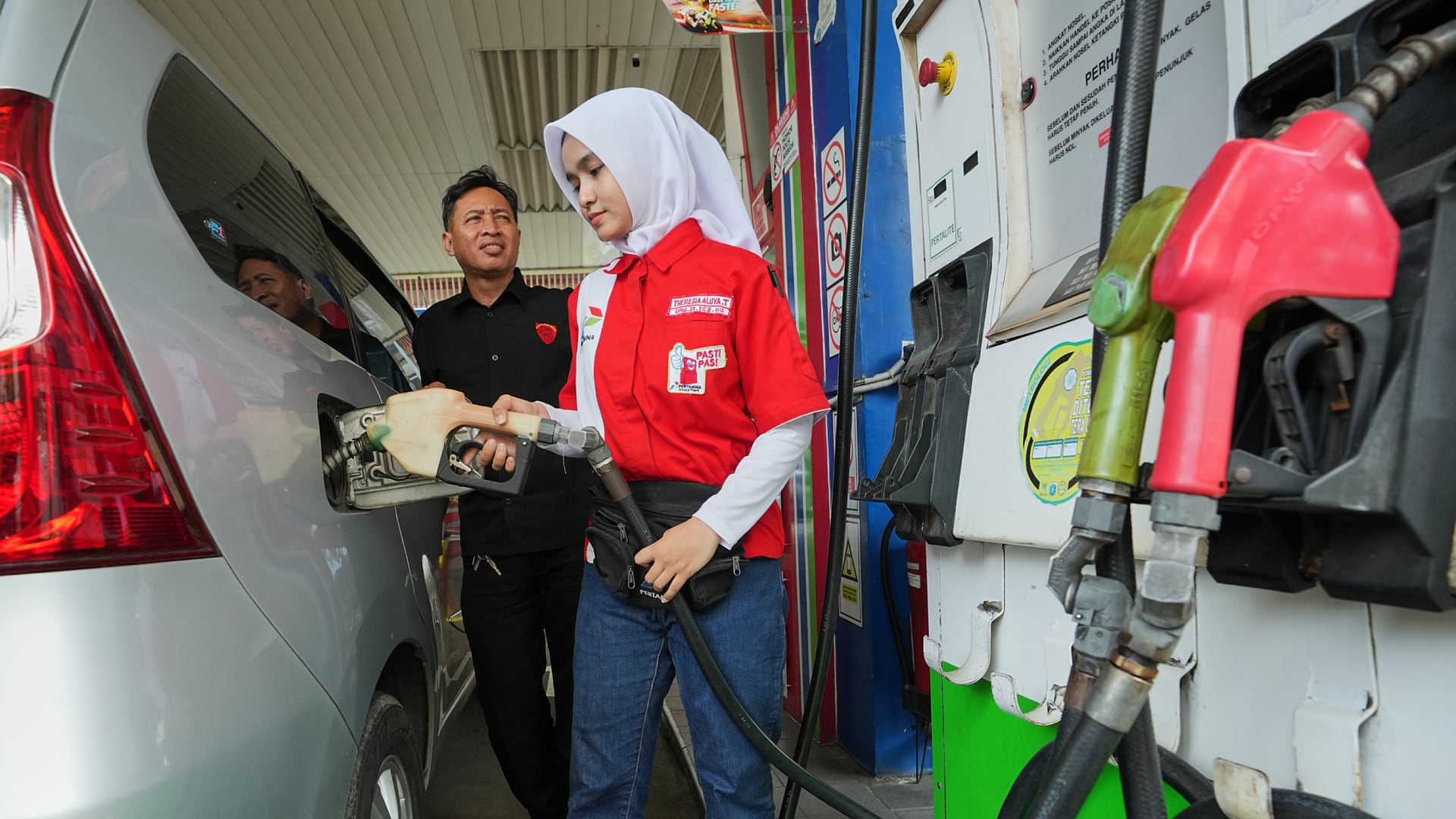 Un empleado llena el tanque de combustible de un automóvil en una gasolinera de Yakarta, Indonesia, el martes 3 de marzo de 2026 (AP/Achmad Ibrahim)