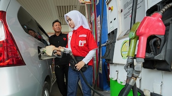 Un empleado llena el tanque