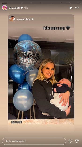 Alejandra sosteniendo a su hijo