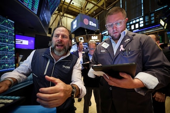 Operadores trabajan en la Bolsa