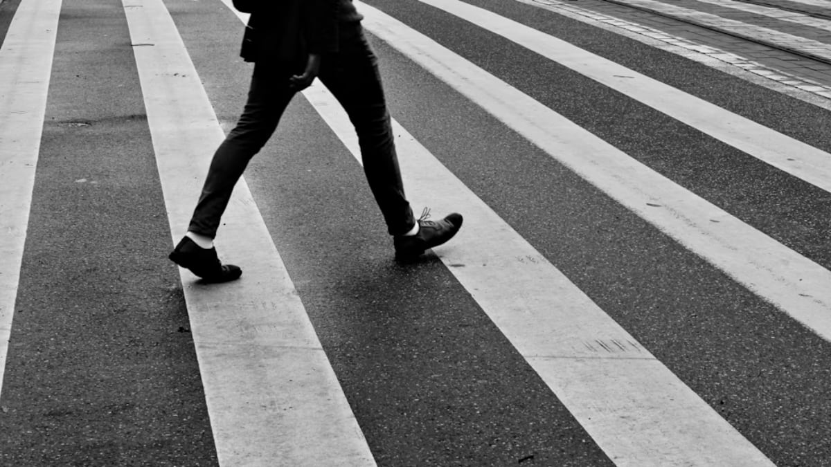 Tropezó en una senda peatonal, exigió una indemnización millonaria y ahora la Justicia la obliga a pagar los gastos del juicio Tropezó en una senda peatonal, exigió una indemnización millonaria y ahora la Justicia la obliga a pagar los gastos del juicio