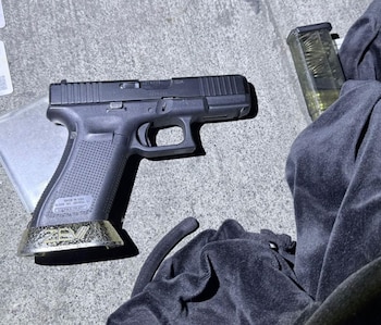 Pistola y cargador decomisados por