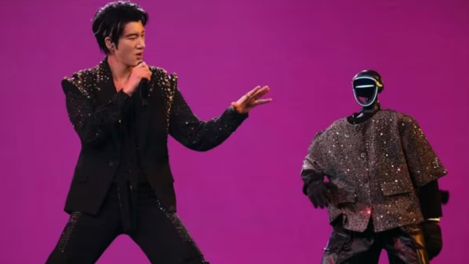 La presencia de los robots G1 en el escenario junto a Wang Leehom representó mucho más que una atracción tecnológica.(vanguardia.com)