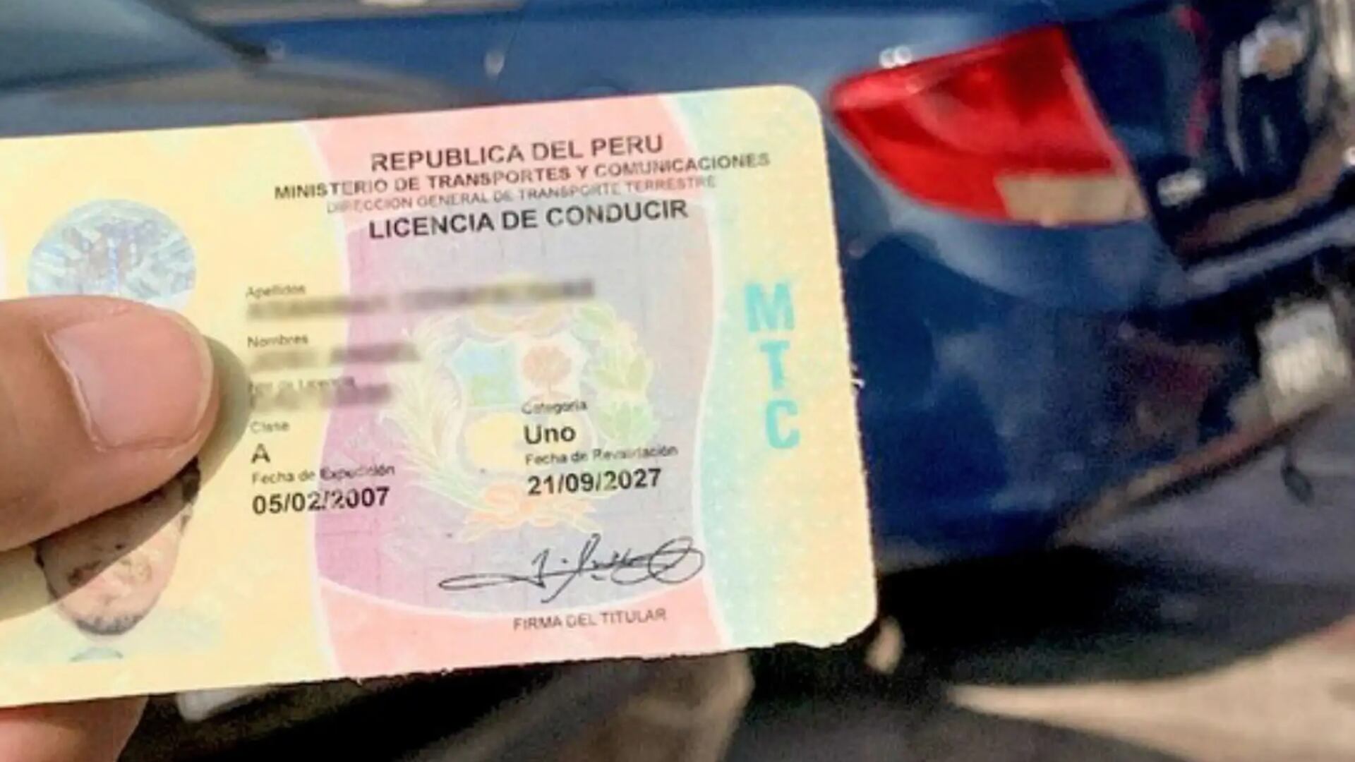 La Comisión de Transportes y Comunicaciones dio luz verde a una iniciativa que habilita a conductores sancionados por la infracción M01 —conducir bajo los efectos del alcohol o drogas y participar en un accidente— a solicitar nuevamente su licencia, siempre que acrediten dos años de inhabilitación y cumplan con las condiciones exigidas.| Andina