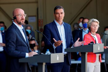 El presidente del Gobierno, Pedro Sánchez (c); la presidenta de la Comisión Europea (CE), Ursula von der Leyen (d), y el presidente del Consejo Europeo, Charles Michel (i), durante un acto de ayuda a los refugiados afganos.
