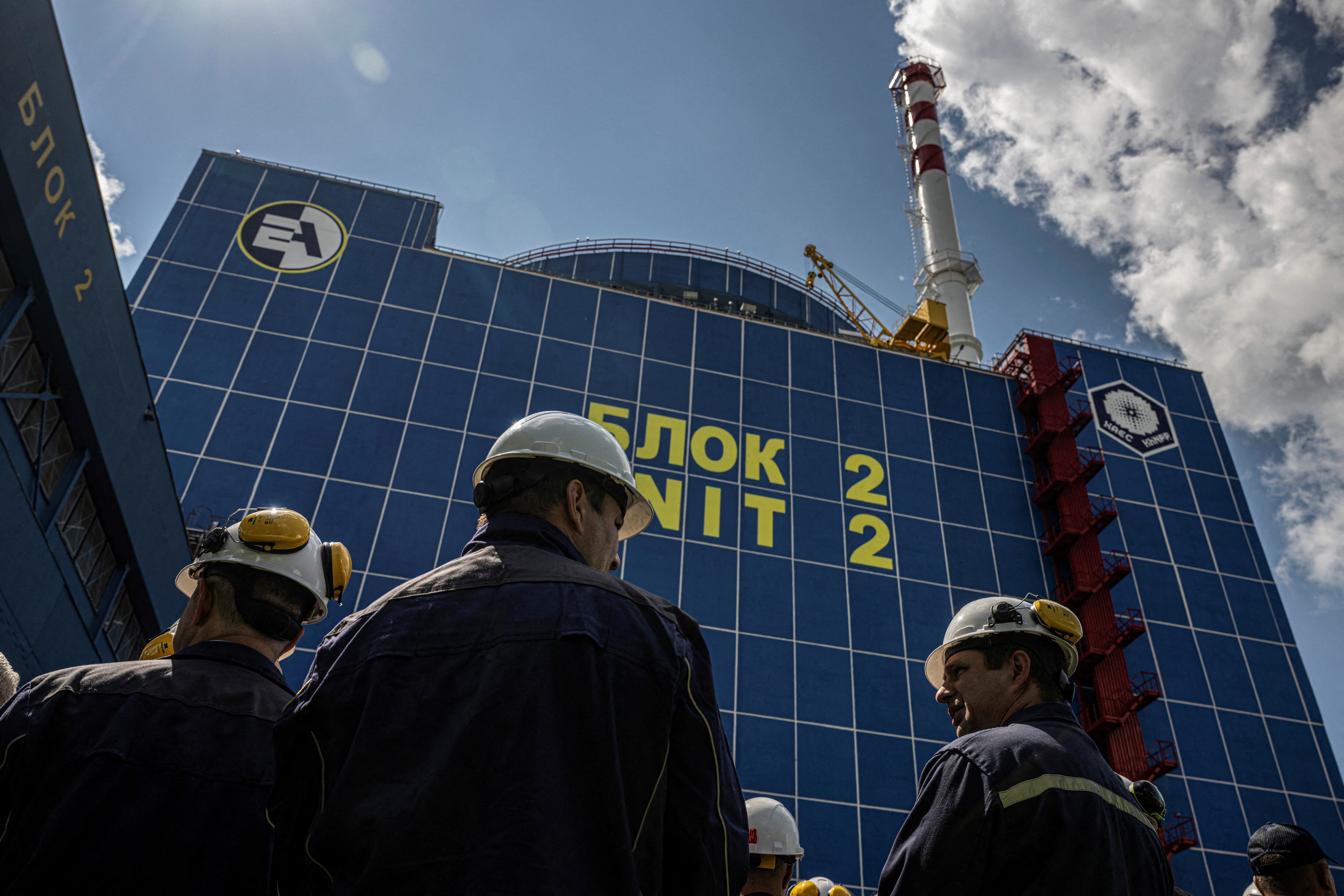 Empleados frente a la segunda unidad de la Central Nuclear de Khmelnytskyi, en una imagen de agosto de 2024. (REUTERS/Viaschenko Ratynskyi)