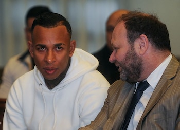 El delantero colombiano de Boca Juniors Sebastián Villa escucha la lectura de la sentencia a prisión en Argentina por acusaciones de violencia de género, junto a su abogado Martín Apolo, en un tribunal de Buenos Aires, Argentina, el 2 de junio de 2023. REUTERS/Cristina Sille