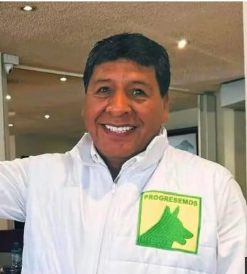 Javier Gallegos Barrientos viste una casaca con la insignia de Progresemos durante su participación en las elecciones regionales de Ica.