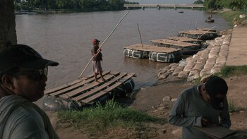 Los balseros esperan clientes en