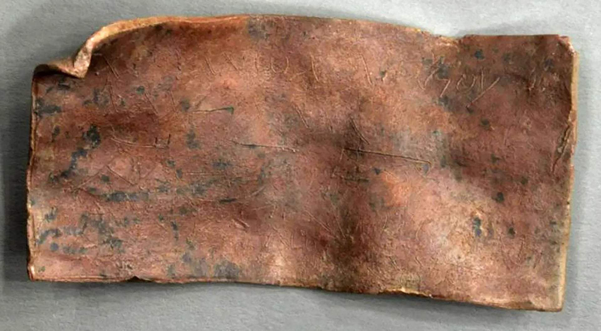 Decodifican una tablilla romana que revela una maldición contra esclavos multiculturales ( Universität Heidelberg)