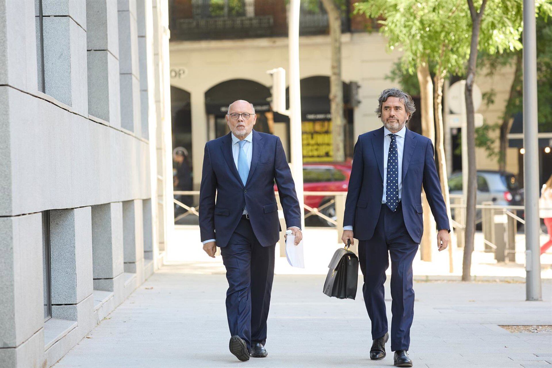 21/07/2025 El ex director general de Carreteras, Javier Herrero (i), a su llegada a declarar como imputado por el 'caso Koldo' en la Audiencia Nacional (AN), a 21 de julio de 2025, en Madrid (España). El juez de la Audiencia Nacional ha citado a declarar como imputados por el 'caso Koldo' a la exdirectora de Adif, Isabel Pardo de Vera, y al exdirector general de Carreteras, Javier Herrero, después de que el Tribunal Supremo encontrara indicios de su participación en la presunta trama de adjudicaciones irregulares.
POLITICA
Jesús Hellín - Europa Press