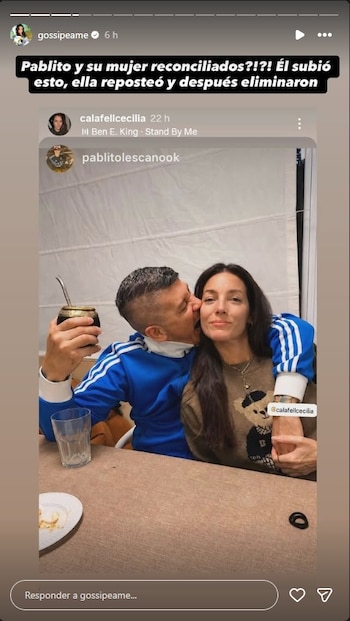 Pablito Lescano, vestido con una chaqueta azul, abraza y besa la mejilla de Cecilia Calfell, quien sonríe. Él sostiene un mate en su mano izquierda