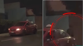 Vista nocturna de un taxi rojo circulando con los faros encendidos, con una superposición gráfica roja circular en el lado derecho de la imagen