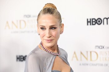 Sarah Jessica Parker con el tipo de rostro alargado siempre logra verse increíble (Reuters)