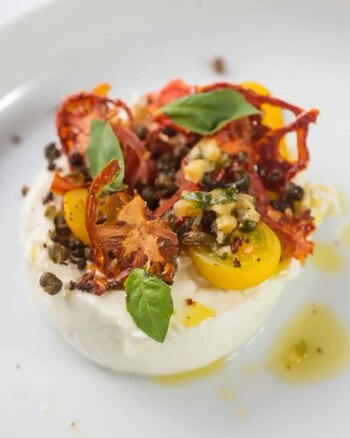 Burrata, tomate y alcaparras, uno