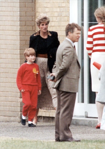 La princesa Diana y el príncipe Harry, entrando en la Escuela Wetherby en 1991. (Shutterstock)