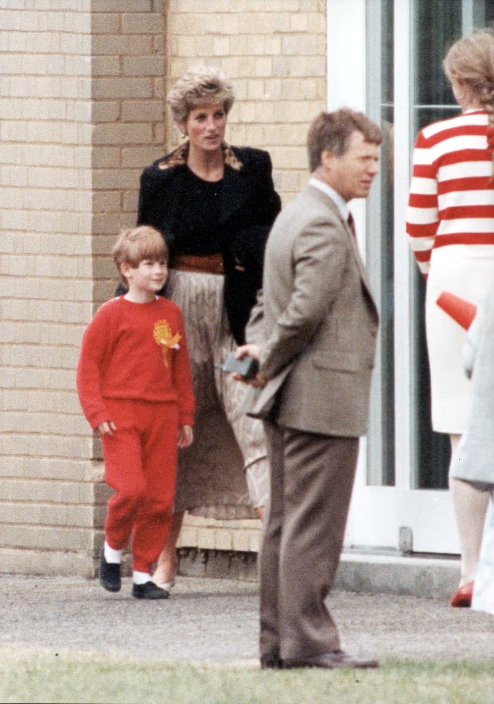 La princesa Diana y el príncipe Harry, entrando en la Escuela Wetherby en 1991. (Shutterstock)
