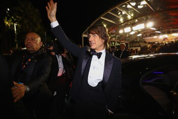 Tom Cruise saluda a la