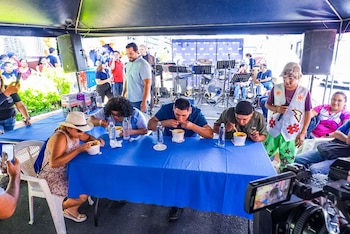 En el marco del Festival de la Sopa de Pata en el mercado Tinetti, los visitantes disfrutan de un divertido concurso de comelon, que pone a prueba el apetito de los participantes. (Foto cortesía Alcaldía de San Salvador)