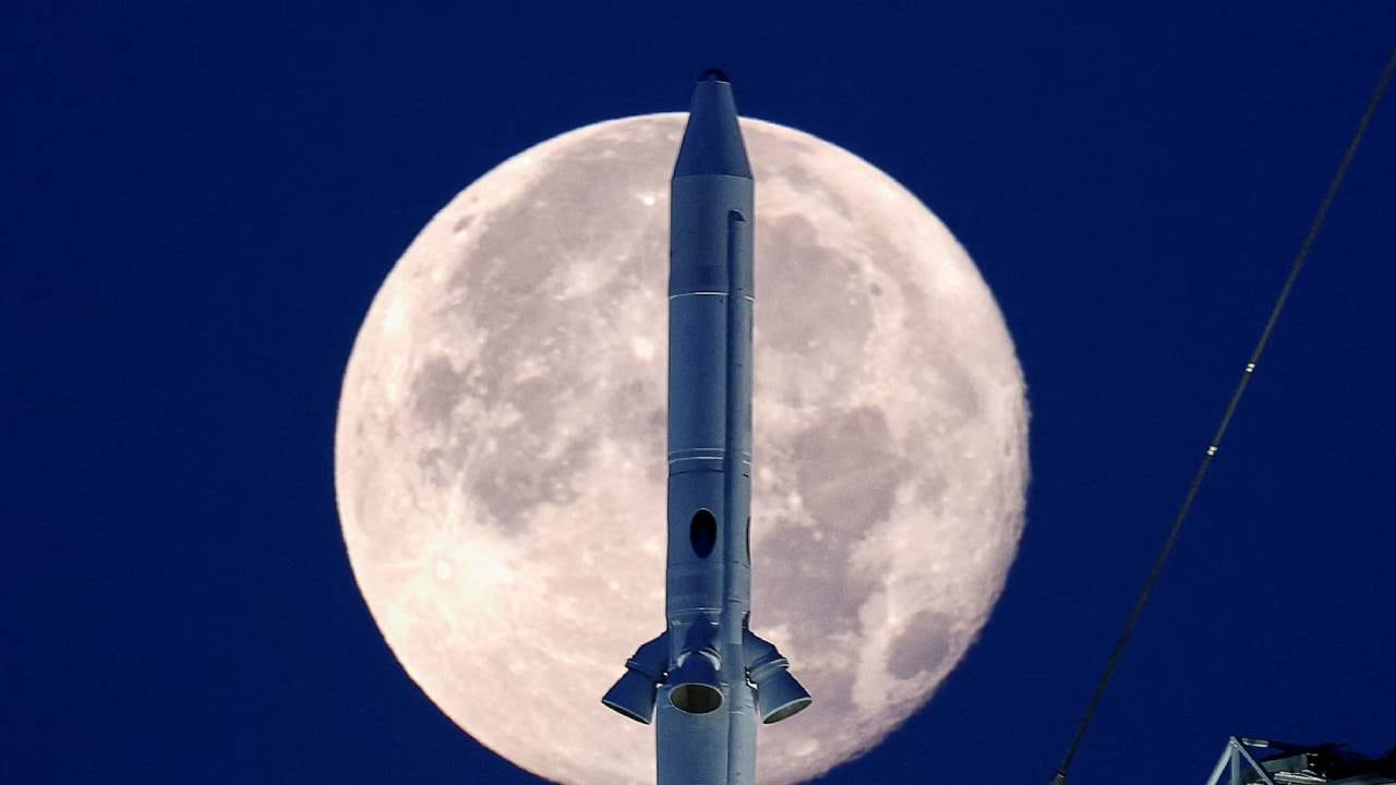 El cohete de la misión Artemis I, parte del programa Artemis, se ve imponente frente a la Luna llena, listo para su histórico viaje espacial. (Reuters)