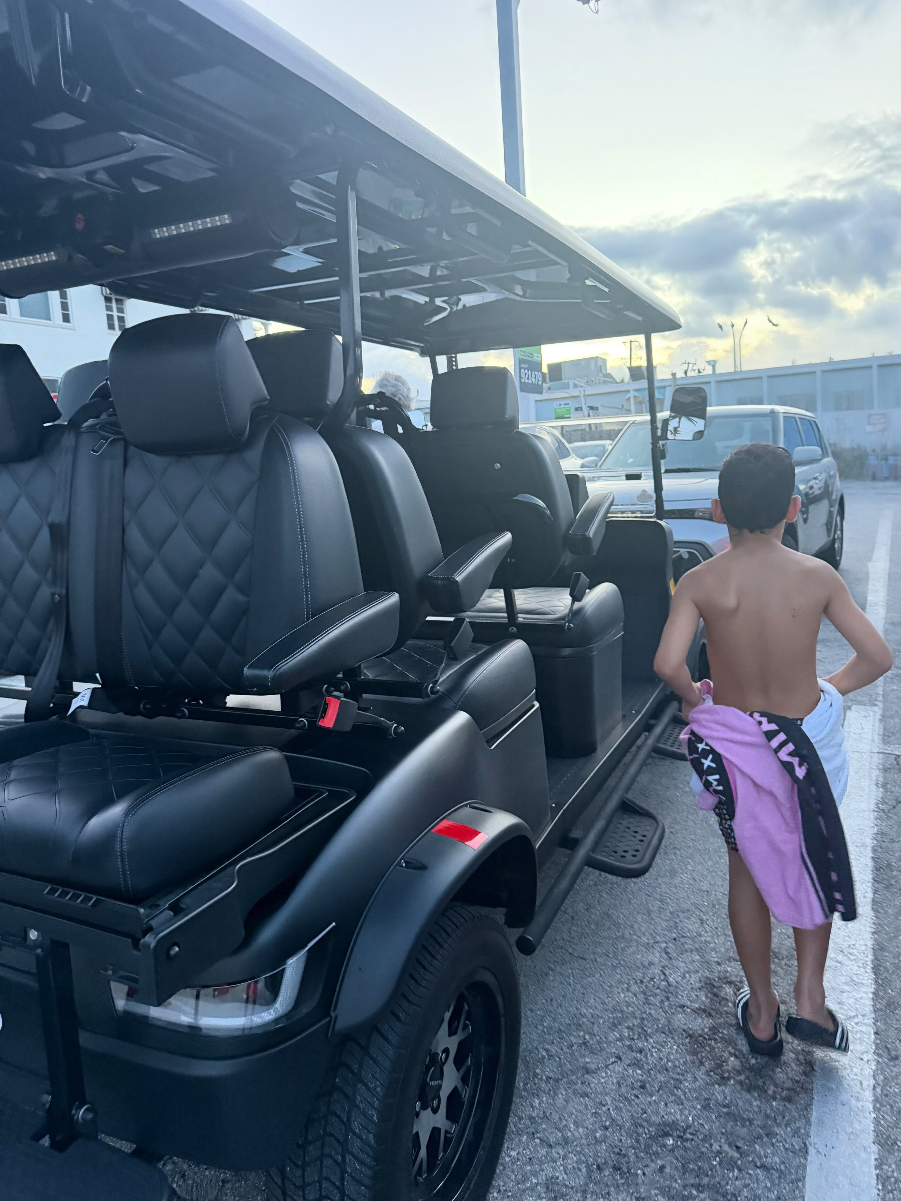 Uno de los hijos de Lionel Messi y Antonela Roccuzzo, envuelto en una toalla tras una jornada de pileta en Florida